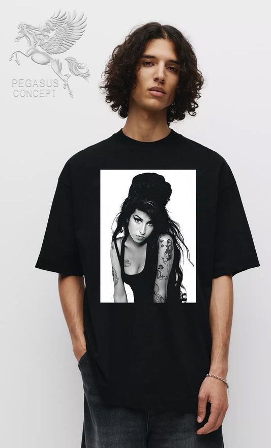 Μπλούζα μακό Premium ποιότητας σε χρώμα μαύρο με τύπωμα Amy Winehouse