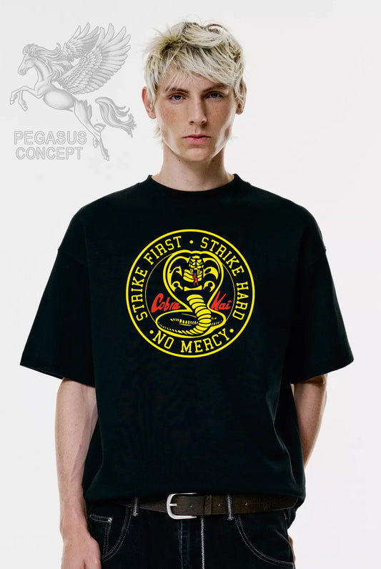 Μπλούζα μακό Premium ποιότητας σε χρώμα μαύρο με τύπωμα Cobra Kai