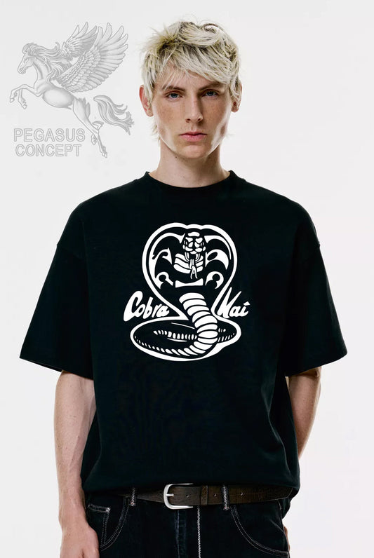 Μπλούζα μακό Premium ποιότητας σε χρώμα μαύρο με τύπωμα Cobra Kai