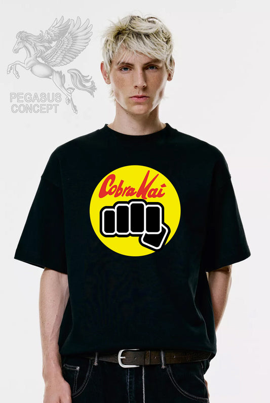 Μπλούζα μακό Premium ποιότητας σε χρώμα μαύρο με τύπωμα Cobra Kai